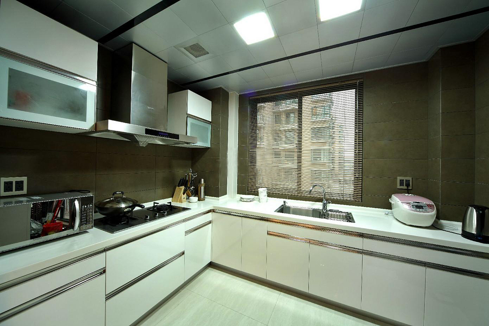 现代化的时房是家庭装修的重要组成部分，是制作食品的场所。光线充足、通风良好、环境洁净和使用方便是现代化厨房的装修摹木要求。颜色的选择以清洁、卫生为主。
